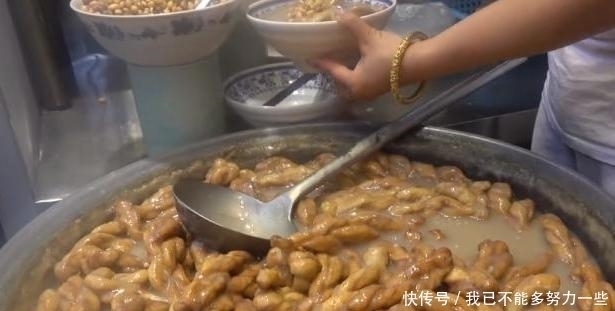 洗衣盆|大叔用“洗衣盆”卖早餐4元1碗,每天5盆不够卖,外地人却咽不下