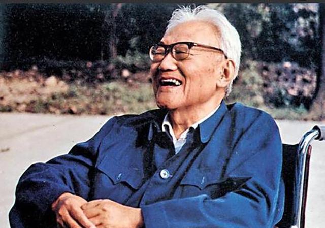 再忆萧珊&妻子病故,他拒绝下葬,将骨灰放在枕边33年,晚年感叹长寿是折磨