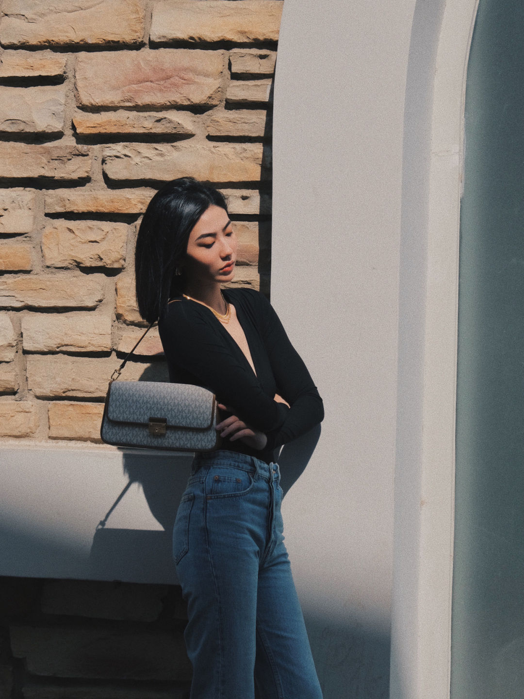 针织开衫|秋天，牛仔裤怎么穿才高级？和针织衫或背心搭配减龄洋气，超好看