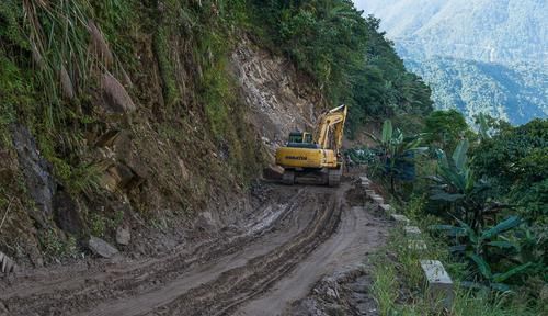 最后一个通公路的县城：117公里修了近50年，当地景色宛如仙境