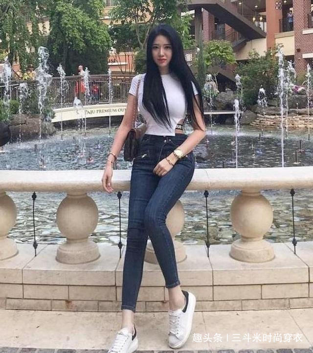 牛仔裤简单靓丽有气质,身材真的不错,低调不失时尚!