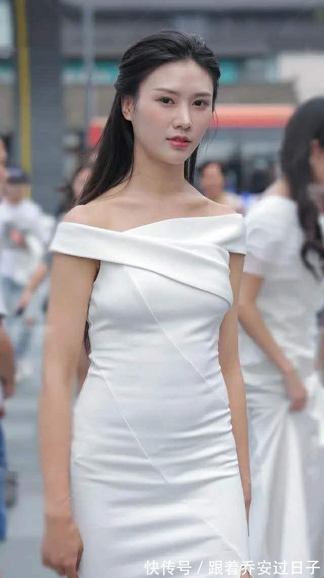 搭配 丰润多姿的连衣裙美女,露出迷人的小臂肌肤,又暖又美!