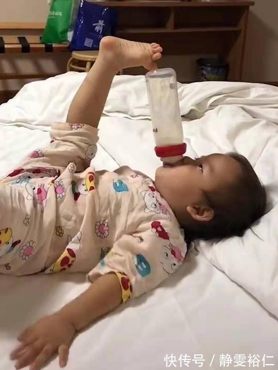 宝妈|功夫宝宝火了,开发独特吃奶姿势,网友:骨骼惊奇是个人才