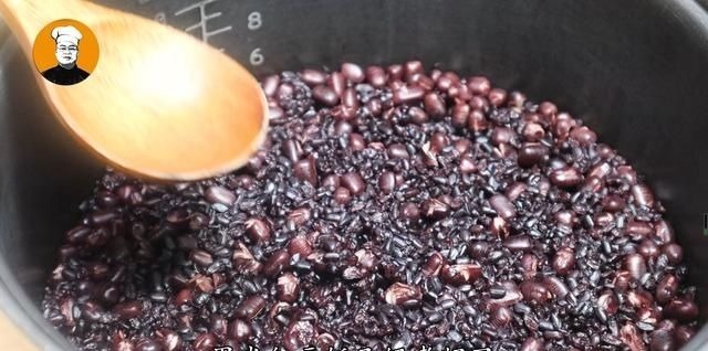 90岁老奶奶吃了60年红豆的养生做法，不打豆浆不熬粥，越吃越精神