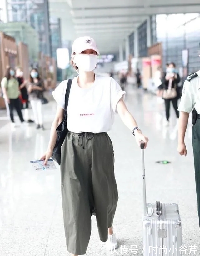 衬衫 马伊琍把“上浅下深”带火了,奶茶色衬衫配烟管裤,温柔又高级