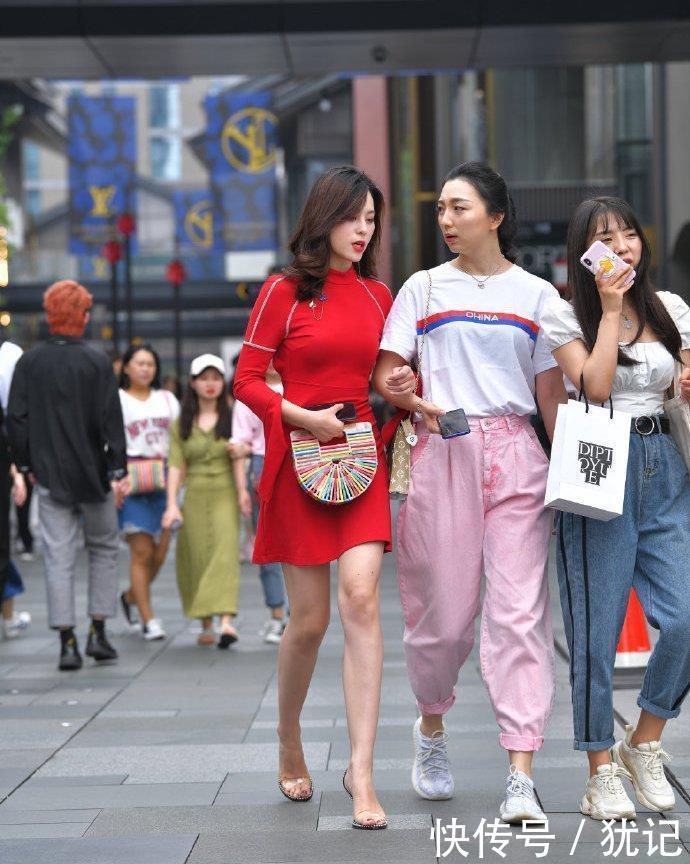 气质拿捏的非常到位，第一次看到微胖女孩也能这么美，你心动了吗