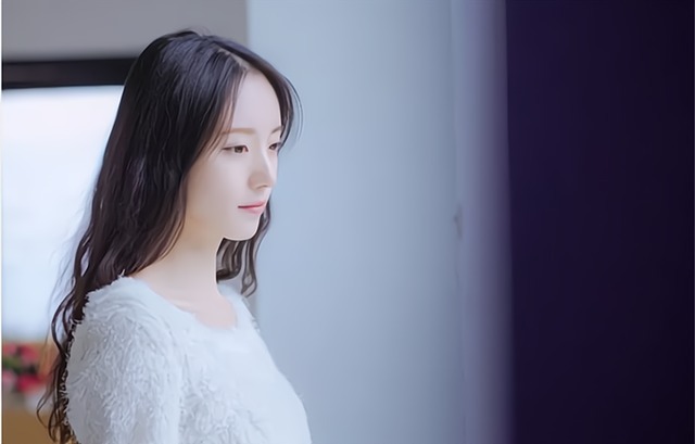 凤凰男不听妻子劝告,开50万车回趟老家,毁