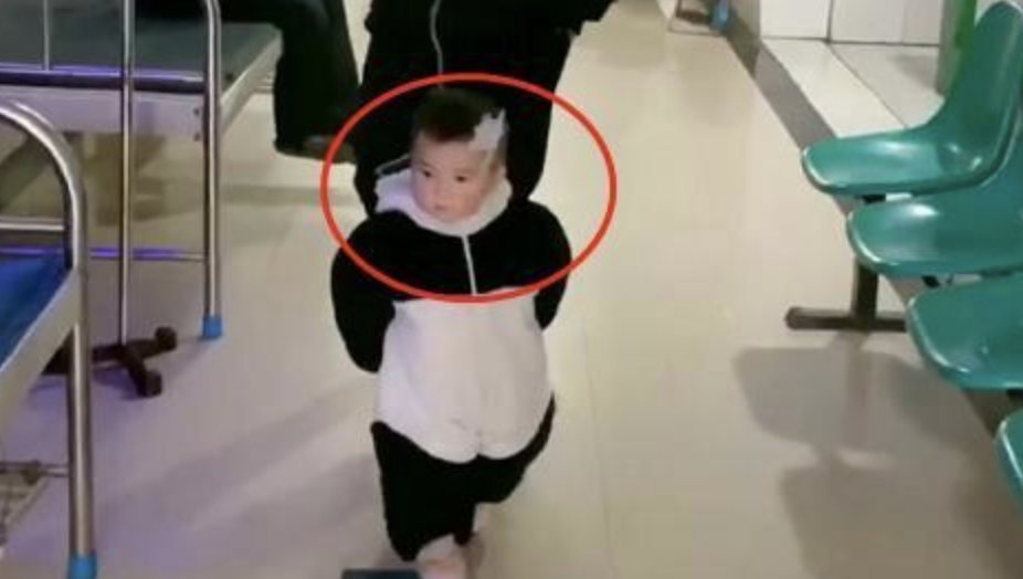 萌娃|“霸气萌娃”在医院走红,双手交叉视察工作,网友:领导范十足