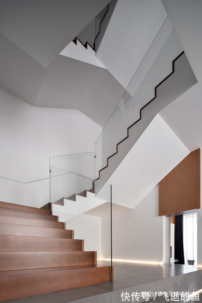 楼梯间|看400平米豪华别墅如何装修现代简约风