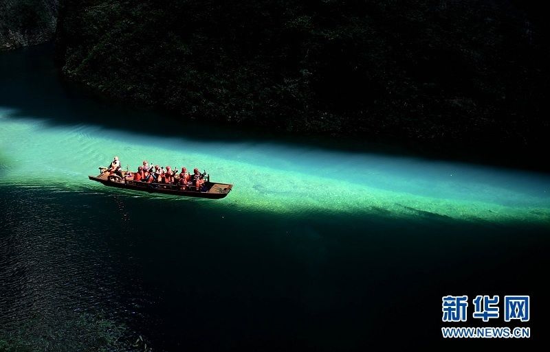 碧水潺潺|湖北屏山:峡谷圣境舟悬浮