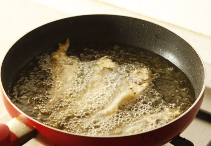 炸小黄花鱼怎么酥脆,五星级大厨教一个小秘方,连鱼刺都可以吃了