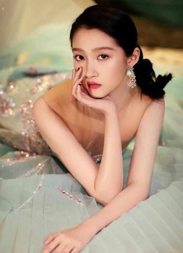 宋茜成最壮金鹰女神？穿金色战袍戴王冠从天而降超惊艳，就是腰粗