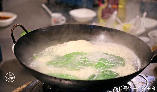 制作担担面|一碗好吃的担担面,关键在于料,才知道这配料必不可少的食材是它
