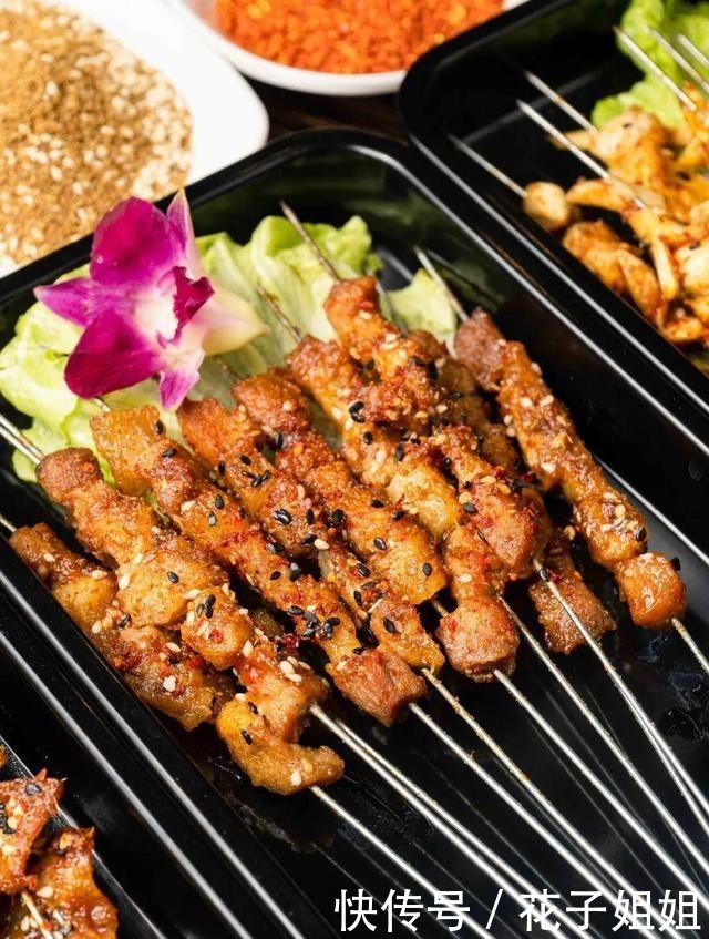 串串|暖暖的羊蝎子煲,还能快乐撸串!