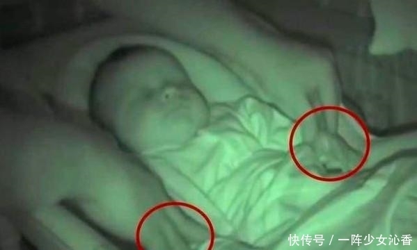 爸妈|爸妈半夜起床拍下有趣一幕，宝宝的双手根本停不下来
