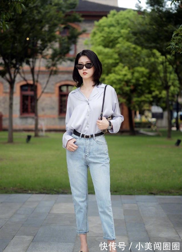 性感 牛仔裤上面不一定要配T恤,今年流行这样穿,高级时髦很吸睛