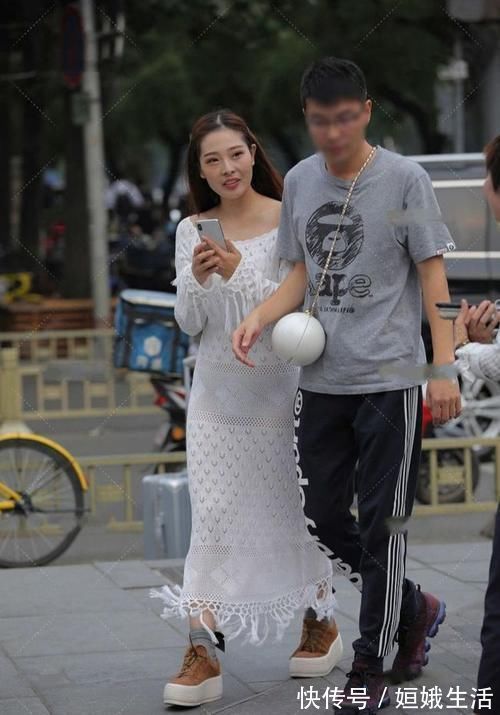 蕾丝 小姐姐穿白色长款修身连衣裙,时髦又前卫,蕾丝设计很透明