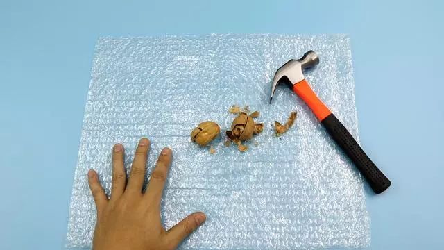 快递里的“气泡垫”别扔啦!放卫生间、厨房特实用,一年能省不少钱!