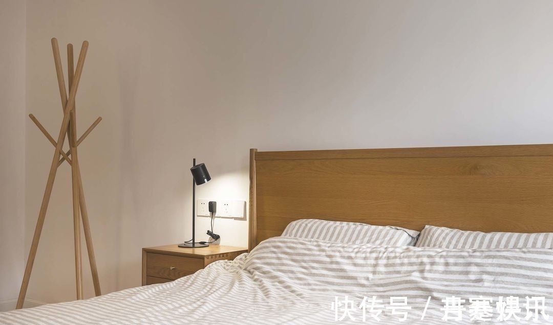 风格|她在沙发后面“掏洞”造窗,完工后发现太明智了,全屋温暖又自然