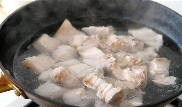 炖肉出的白沫,是营养还是脏东西切记这一步,猪肉鲜嫩无腥味