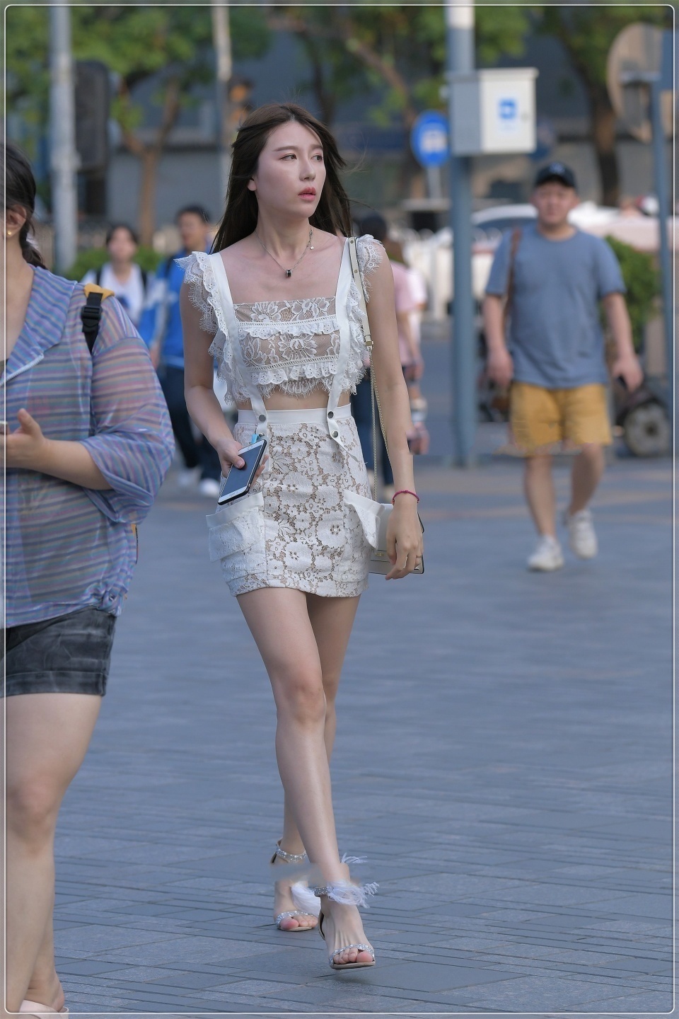 美女街拍:白色蕾丝套装,舒爽的南方小姐姐,想带她回老家给父母看看