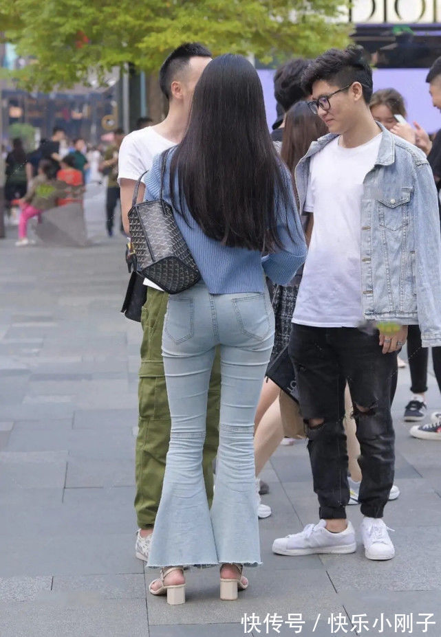 时尚型|牛仔裤不建议单穿,采用这3种搭配,优雅大方胜过同龄人!