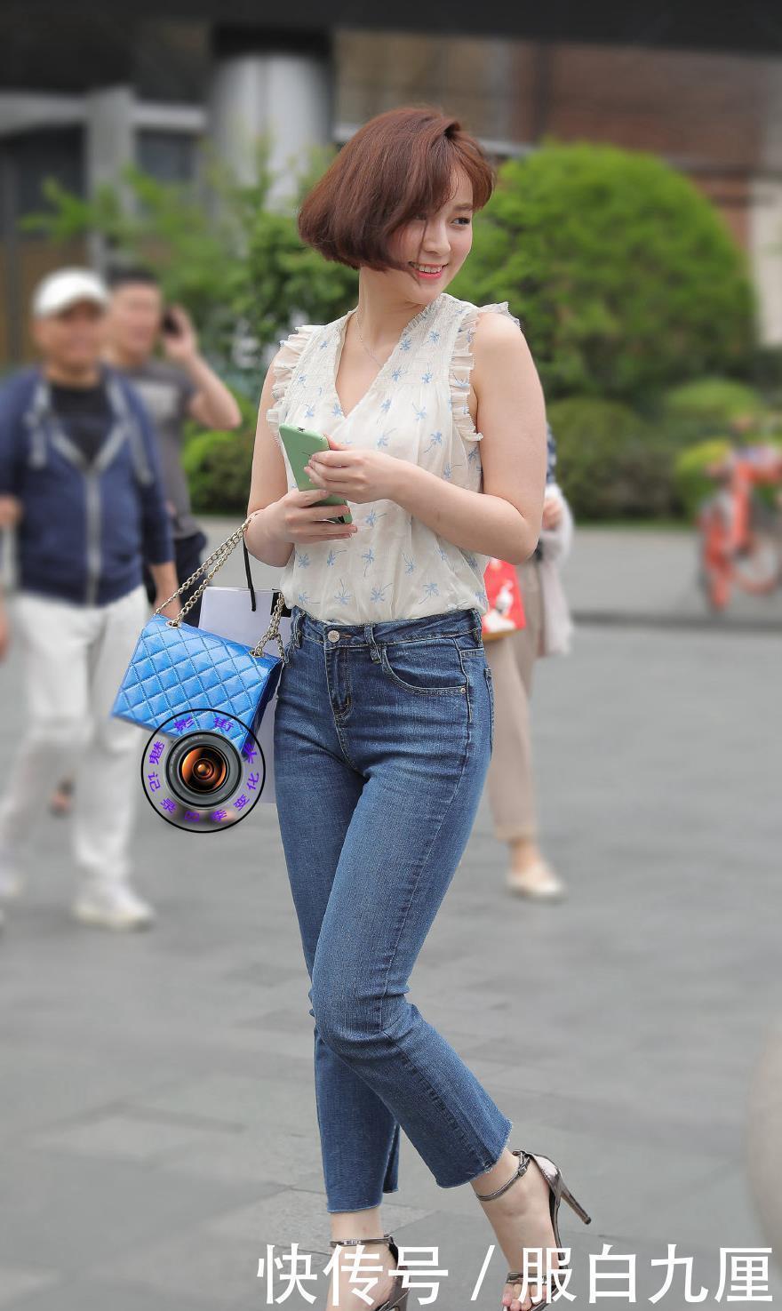 无袖印花衬衫加紧身牛仔裤,搭配一字带高跟凉鞋,展现窈窕好身姿