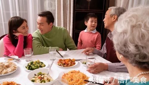 父母|孩子吃饭时有3种表现,父母一定要及时纠正,不然将来多半被嫌弃