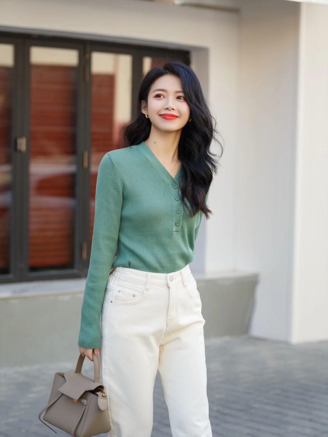 更上一层楼 “毛衣”怎么穿出时尚感?看看这些搭配造型,保暖温柔又显瘦