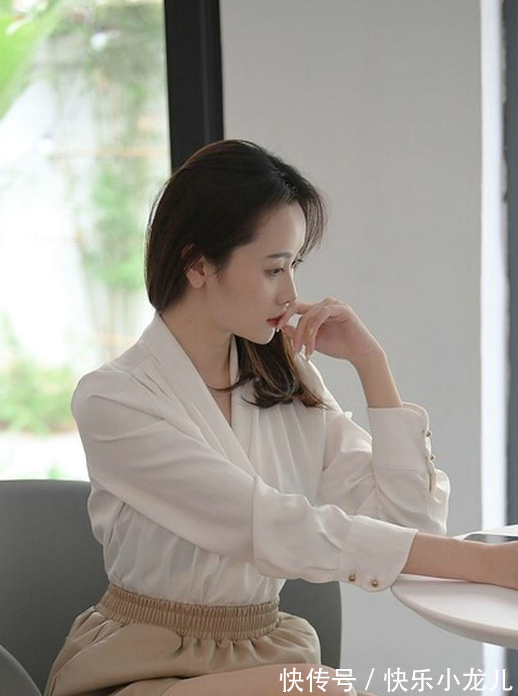 白色 长袖白色衬衫,较为宽松的版型,非常适合职场白领通勤穿搭