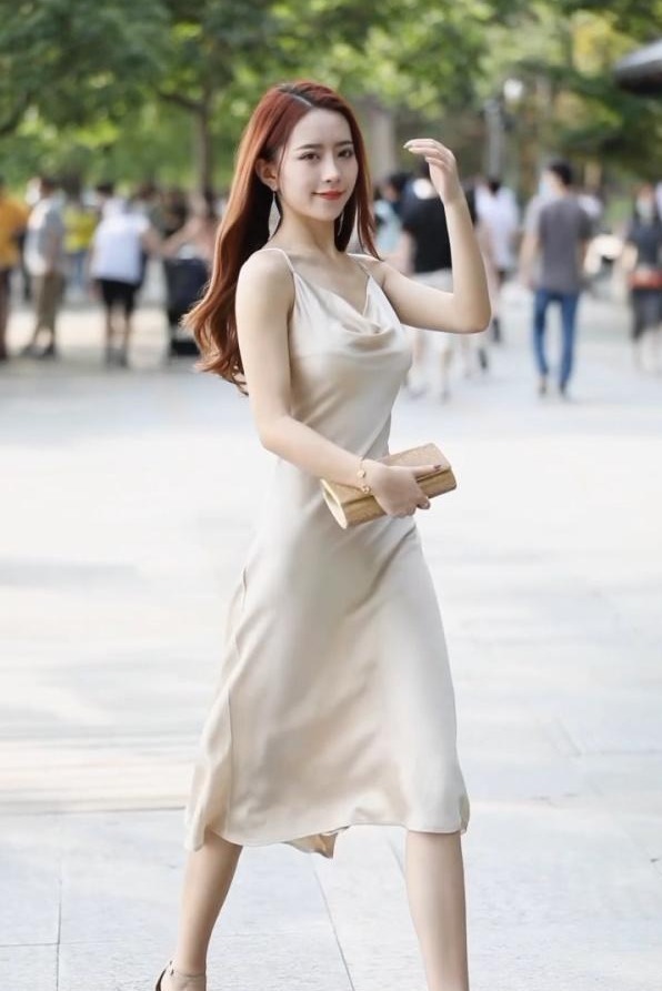 连衣裙 米白色绸缎连衣裙搭配高跟鞋,干净优雅,清纯灵动