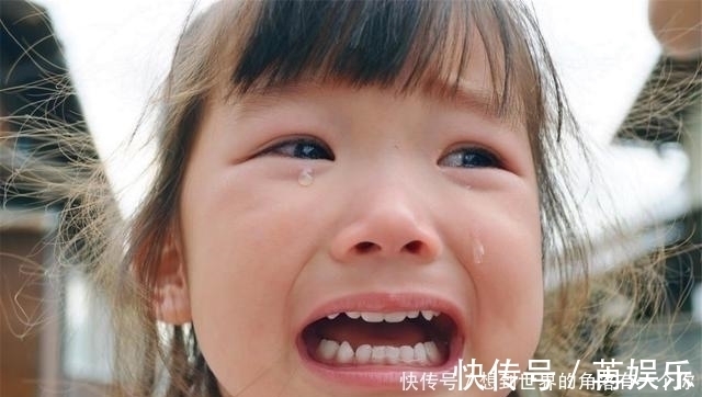 吵架|4岁女孩在幼儿园住了3天没人来接,打开孩子书包后,老师红了眼眶