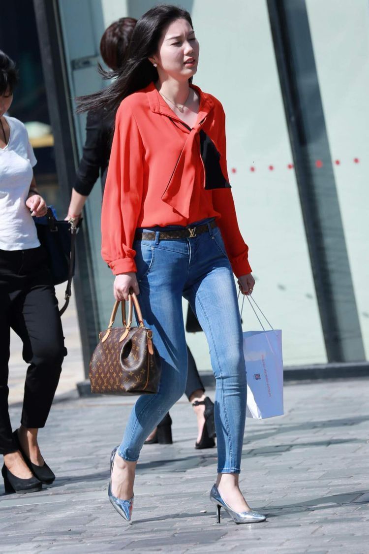 街拍小姐姐的白色T恤搭配黑色铅笔裤,简单又有味的一搭,太美了