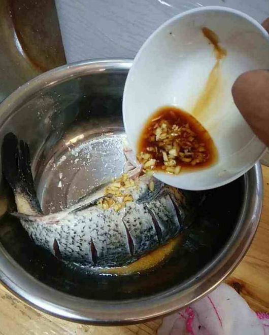无论做啥鱼，别再用料酒去腥！教你3招，去腥增香，出锅抢着吃！
