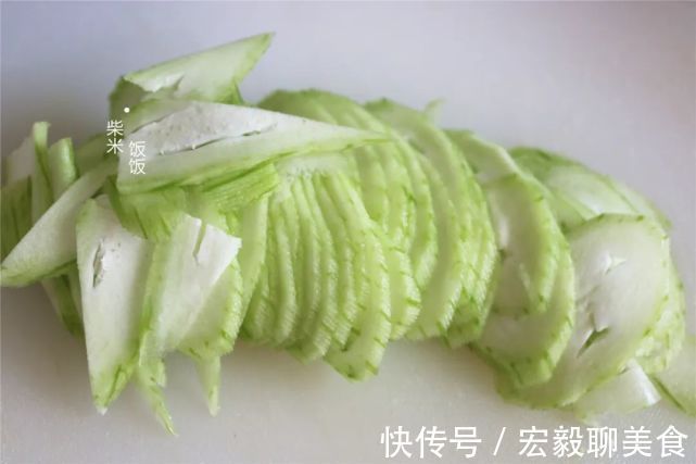 鸡蛋|丝瓜别总炒着吃了,加点面粉和鸡蛋,香软可口,早餐吃很不错