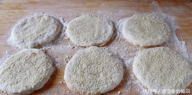 老公最馋的麻酱烧饼,今天又做了一锅,外酥里软、层层酱香,真馋