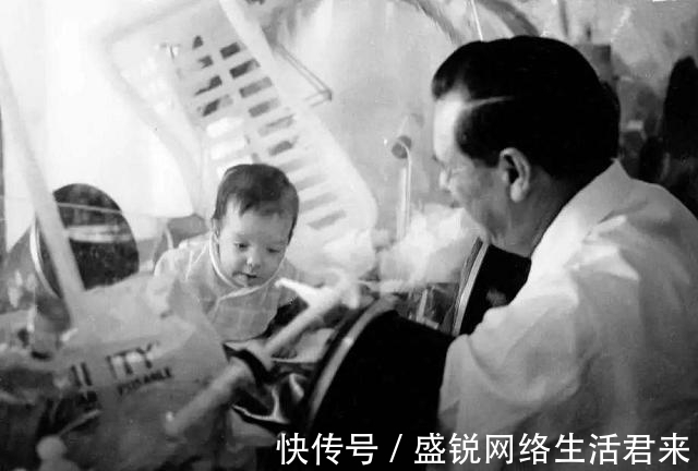 医生|“泡泡男孩”:12岁才走出隔离罩,在死亡前才首次触摸到妈妈