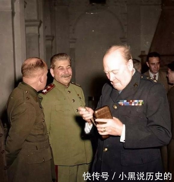 幽会|历史名人的珍贵合影:图4是贼王张子强和成龙,图7梦露幽会被拍下