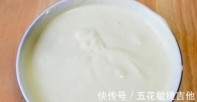 白醋|烘焙新手也能1遍成功的简易版抹茶蛋糕，步骤详细，做法超级简单！