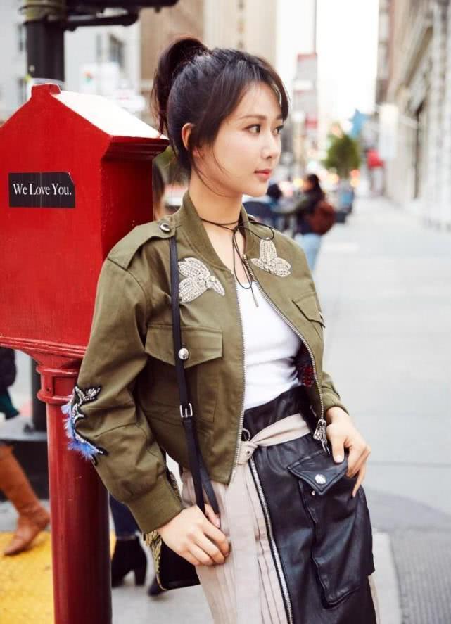 杨紫录制《中餐厅》被偶遇，扎小辫子化身收银员小妹，颜值超耐扛