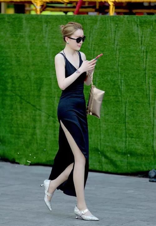  靓丽|美女气质优雅又迷人，青春又靓丽，展现出别样的风格韵味