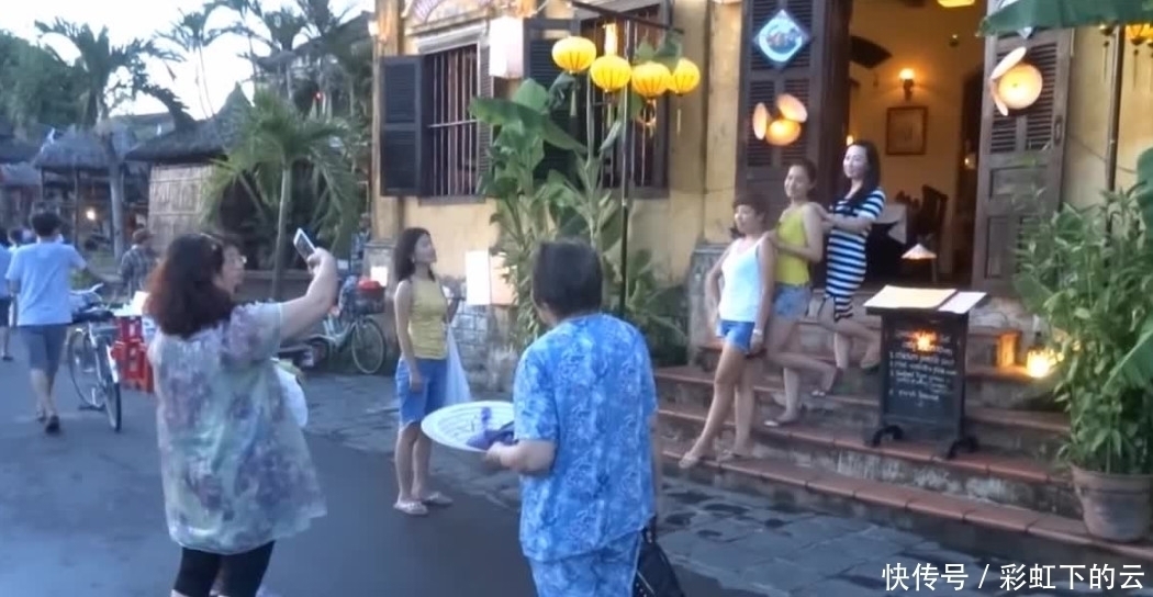 场面|走进越南芒街女人成群出现，场面壮观游客淡定留恋