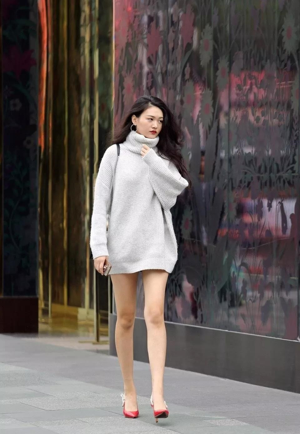 气质 穿白色针织长衫的气质美少女, 性感的身姿举手投足间都是美