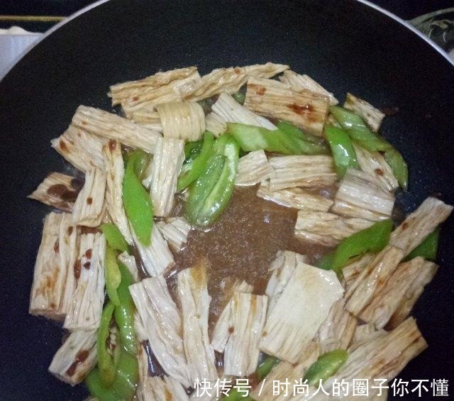 酱烧腐竹,腐竹这样做,比肉还好吃!