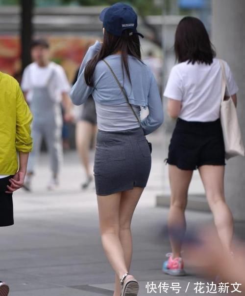街拍|街拍小姐姐一件修身的小衫搭配一款短裤,很显青春活力的气息