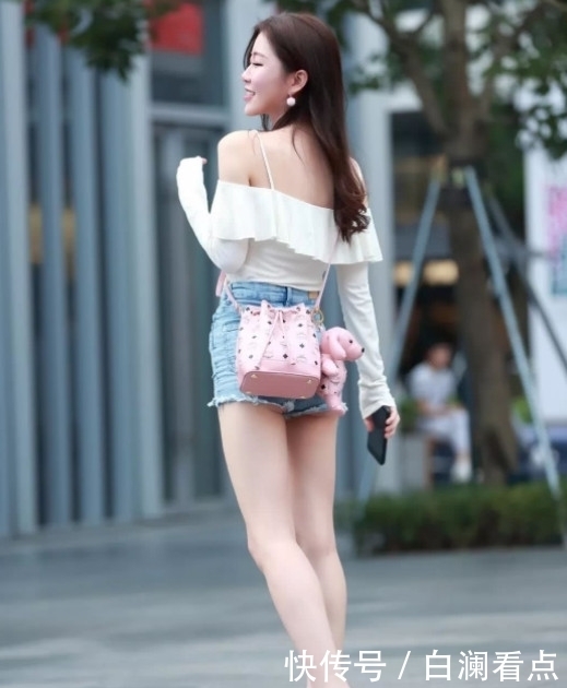 街拍：青春可爱的小姐姐，没错，这是初恋的感觉！