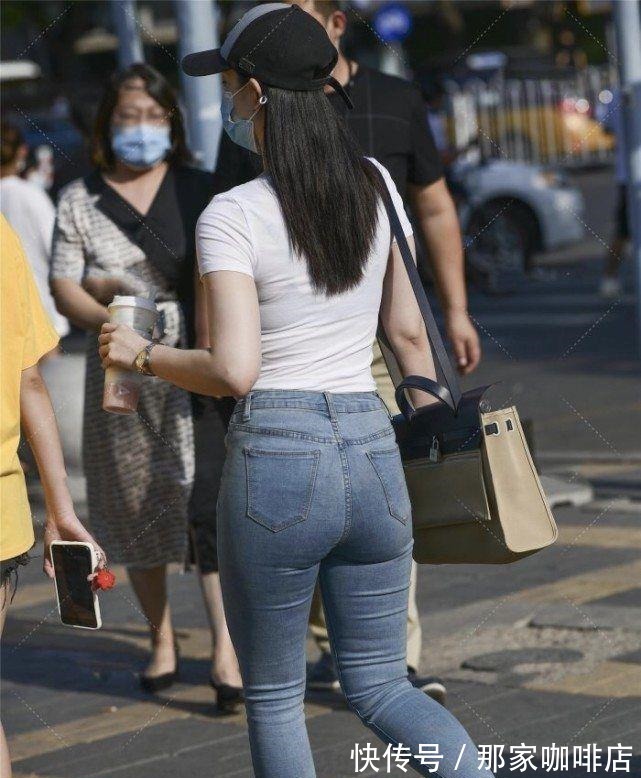 白色上衣|白色上衣搭配修身牛仔裤,简约休闲,活力满满