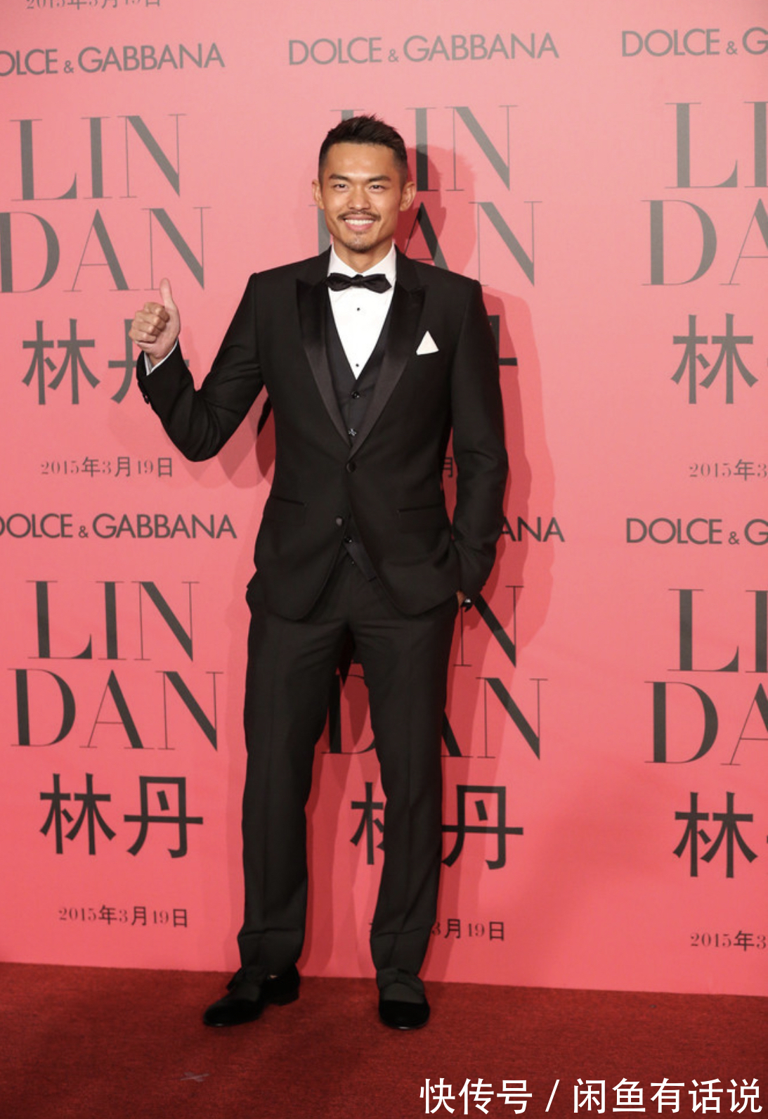 老婆|林丹带老婆现身，穿格纹西装帅气如男模，谢杏芳穿一身红裙好登对