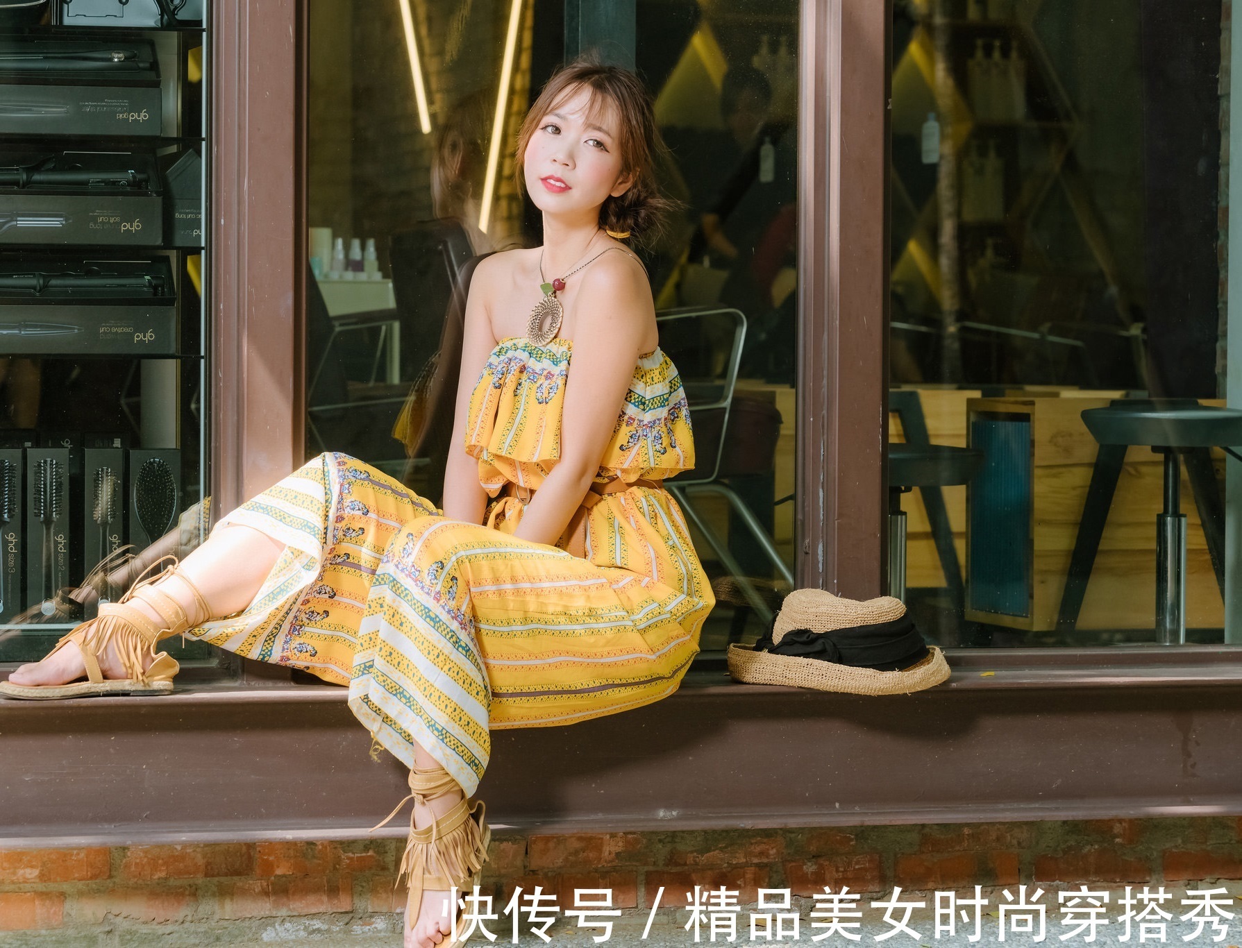 民族风|一字肩连体裤，搭配一双民族风十足的凉鞋，优雅浪漫