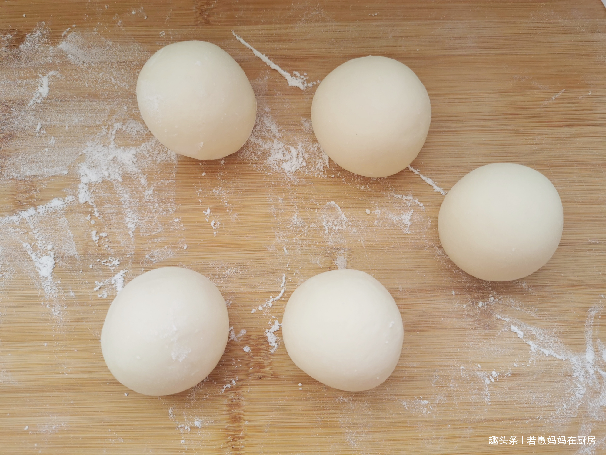 酵母粉发面做馒头太慢教你一招，半小时就能发满盆，简单省事